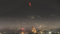 Beginilah penampakan guguran awan panas Gunung Merapi dengna latar candi Prambanan terlihat didepannya. Foto ini diambil dari Prambanan, Sleman, DI Yogyakarta, Senin (28/7/2021) malam.
