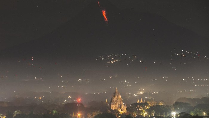 AWAN PANAS GUGURAN GUNUNG MERAPI Awan panas guguran Gunung Merapi terlihat dari Prambanan, Sleman, DI Yogyakarta, Senin (28/7/2021). Balai Penyelidikan dan Pengembangan Teknologi Kebencanaan Geologi (BPPTKG) Yogyakarta mencatat telah terjadi awan panas guguran Gunung Merapi pada tanggal 28 Juni 2021 pukul 20.35 WIB dengan jarak luncur 2.000 meter ke arah tenggara. ANTARA FOTO/Hendra Nurdiyansyah/foc.