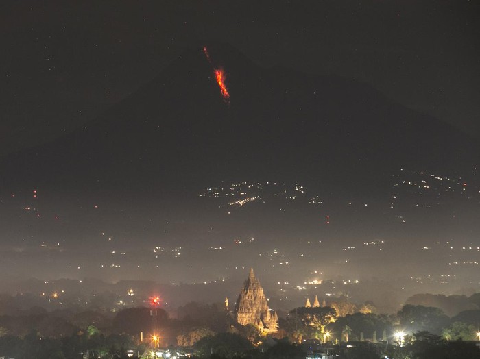Awan panas guguran Gunung Merapi terlihat dari Prambanan, Sleman, DI Yogyakarta, Senin (28/7/2021). Balai Penyelidikan dan Pengembangan Teknologi Kebencanaan Geologi (BPPTKG) Yogyakarta mencatat telah terjadi awan panas guguran Gunung Merapi pada tanggal 28 Juni 2021 pukul 20.35 WIB dengan jarak luncur 2.000 meter ke arah tenggara.  ANTARA FOTO/Hendra Nurdiyansyah/foc.