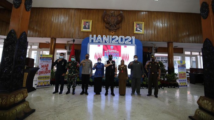 Bupati Kediri Hanindhito Himawan Pramana mengikuti acara BNN yang memperingati HANI 2021. Ia mengikuti secara virtual dari Pendopo Panjalu Jayati.