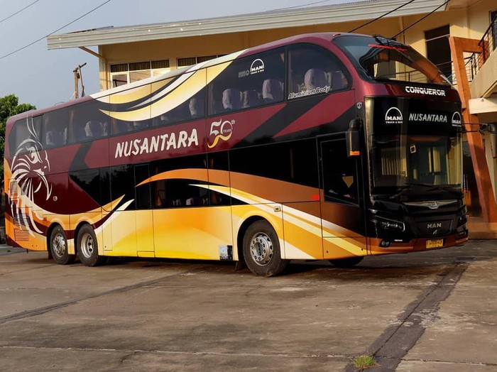 Bus double decker PO Nusantara dengan sasis Man R37
