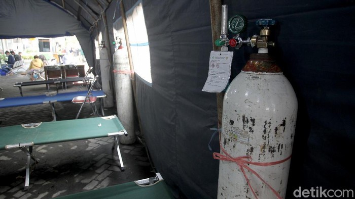 Tenda darurat atau barak mulai didirikan di Rumah Sakit Umum Pusat Dr. Sardjito, Sleman, DI Yogyakarta. Tenda barak itu digunakan untuk melakukan screening dan penampungan sementara pengunjung di Instalasi Gawat Darurat (IGD) agar tidak terjadi kerumunan serta mengantisipasi penularan COVID-19.