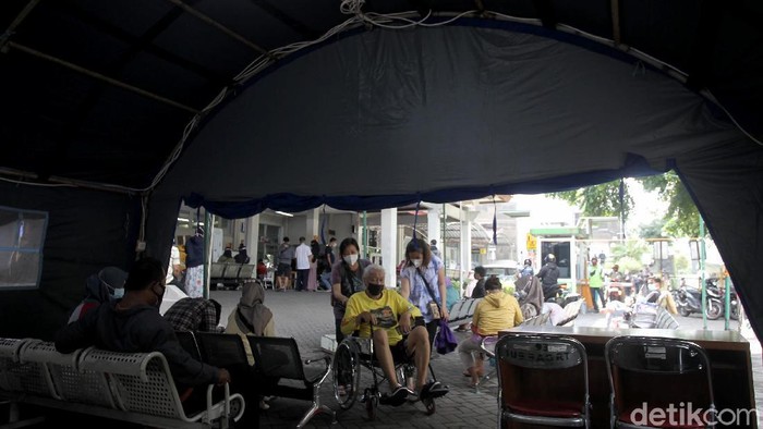 Tenda darurat atau barak mulai didirikan di Rumah Sakit Umum Pusat Dr. Sardjito, Sleman, DI Yogyakarta. Tenda barak itu digunakan untuk melakukan screening dan penampungan sementara pengunjung di Instalasi Gawat Darurat (IGD) agar tidak terjadi kerumunan serta mengantisipasi penularan COVID-19.
