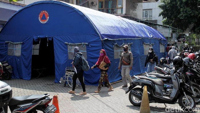 Tenda darurat atau barak mulai didirikan di Rumah Sakit Umum Pusat Dr. Sardjito, Sleman, DI Yogyakarta. Tenda barak itu digunakan untuk melakukan screening dan penampungan sementara pengunjung di Instalasi Gawat Darurat (IGD) agar tidak terjadi kerumunan serta mengantisipasi penularan COVID-19.