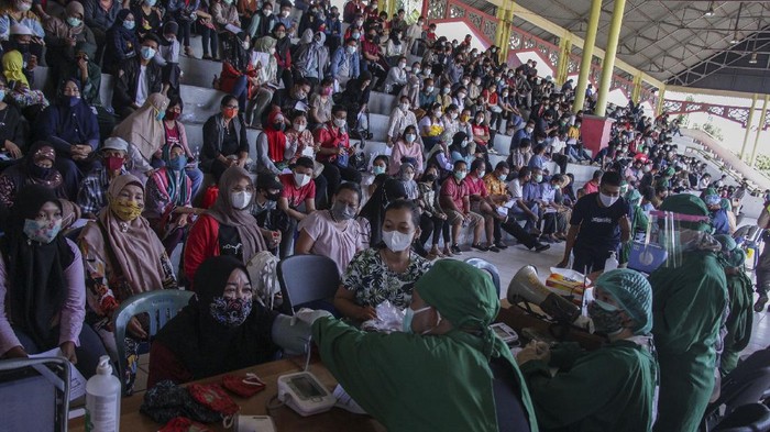 BPOM setujui penggunaan vaksin Sinovac pada anak usia 12-17 tahun. Hal itu menyusul banyaknya temuan pasien COVID-19 usia muda yang alami perburukan kondisi.