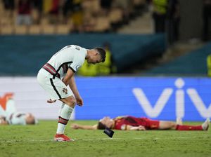 Portugal Keok, Ronaldo Tendang Botol dan Banting-banting Ban Kapten
