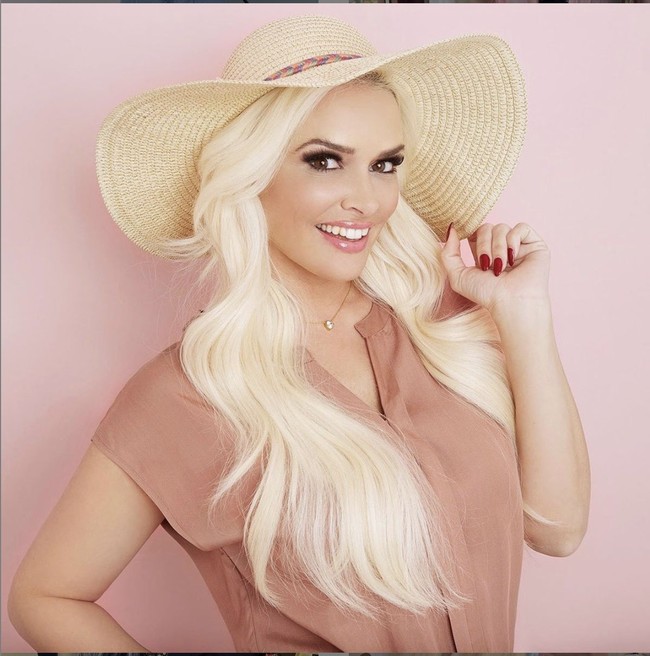 Daniela Katzenberger mengunggah foto topless dirinya untuk memperlihatkan payudara barunya. Daniela menjalani operasi payudara beberapa waktu lalu setelah merasa tidak puas dengan dadanya yang sudah menurun. Foto: Dok. Instagram @ danielakatzenberger