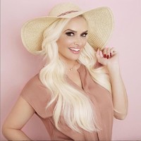 Daniela Katzenberger mengunggah foto topless dirinya untuk memperlihatkan payudara barunya. Daniela menjalani operasi payudara beberapa waktu lalu setelah merasa tidak puas dengan dadanya yang sudah menurun. Foto: Dok. Instagram @ danielakatzenberger