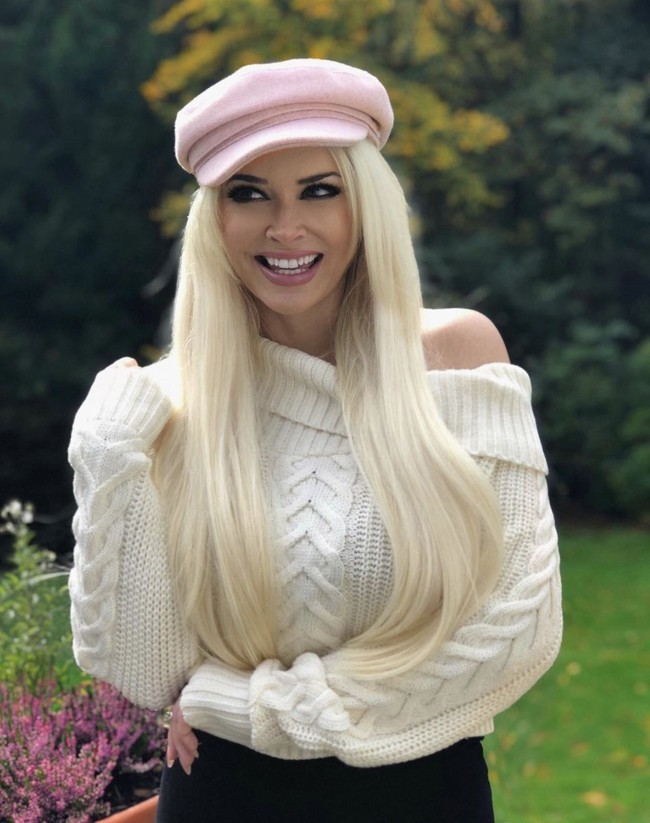 “Aku tidak bisa mengungkapkan bagaimana sangat bahagia dan leganya aku sekarang ini. Ini tubuhku, ini tandukku, ini keputusanku,” begitu dia menulis pada unggahannya yang memperlihatkan foto before after operasi payudaranya. Foto: Dok. Instagram @ danielakatzenberger