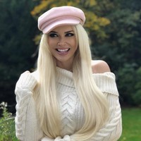 “Aku tidak bisa mengungkapkan bagaimana sangat bahagia dan leganya aku sekarang ini. Ini tubuhku, ini tandukku, ini keputusanku,” begitu dia menulis pada unggahannya yang memperlihatkan foto before after operasi payudaranya. Foto: Dok. Instagram @ danielakatzenberger