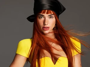 Dua Lipa Tampil Beda Berambut Merah, Rela Ngecat Rambut karena Alasan Ini