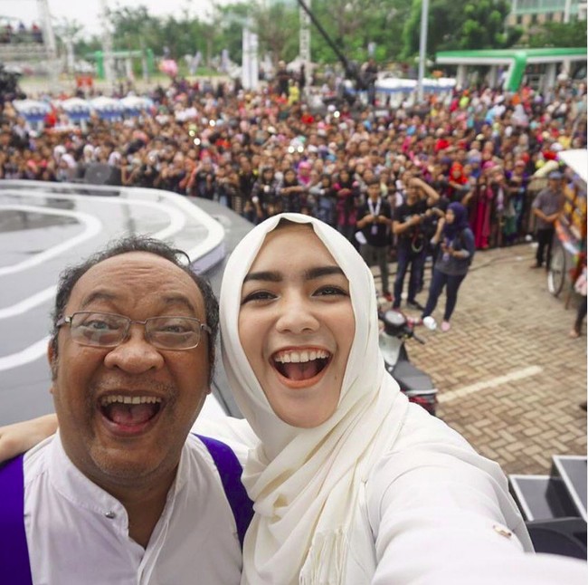 Sehari sebelum Aria Baron, aktor yang juga dikenal sebagai komedian Edy Oglek meninggal dunia pada Senin (28/6/2021). Edy mengalami demam pada Minggu (27/6/2021) dan berdasarkan pemeriksaan dinyatakan positif Corona. Edy pun langsung dirawat di RSUD, Bekasi. Namun tidak lama setelah masuk ruang isolasi rumah sakit, Edy meninggal dunia. Foto: dok. Instagram Edy Oglek