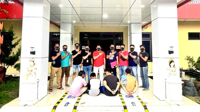 Empat orang bandit jalanan rampok pikap bawa beras di jalan lintas sumatera, ditangkap polisi. (Prima Syahbana/detikcom)
