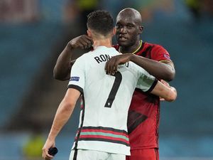 Foto: Ronaldo Lagi Kesal? Lukaku Langsung Rangkul
