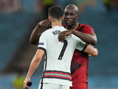 Foto: Ronaldo Lagi Kesal? Lukaku Langsung Rangkul