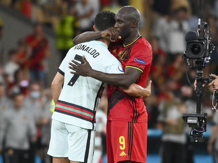Peluk Hangat Ronaldo-Lukaku Usai Belgia Vs Portugal
