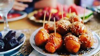 Momen makan dan menghabiskan waktu bersama keluarga menjadi kegiatan favorit Anang. Ia kerap kali membagikan waktu makan bersama keluarganya. Terlebih ketika tengah plesiran ke luar negeri. Foto: Instagram/ananghijau