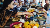 Tidak hanya makan makanan mewah, saat pulang ke kampung halaman Anang juga paling senang makan bersama keluarga besarnya. Makan makanan yang sederhana sekalipun jika dinikmati bersama keluarga terasa begitu lezat. Foto: Instagram/ananghijau