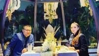 Selain ayah yang dekat dengan anak, Anang Hermansyah juga seorang suami yang begitu romantis. Salah satunya terlihat melalui unggahan foto pada akun Instagram pribadi miliknya saat tengah makan malam romantis dengan sang istri, Ashanty. Foto: Instagram/ananghijau