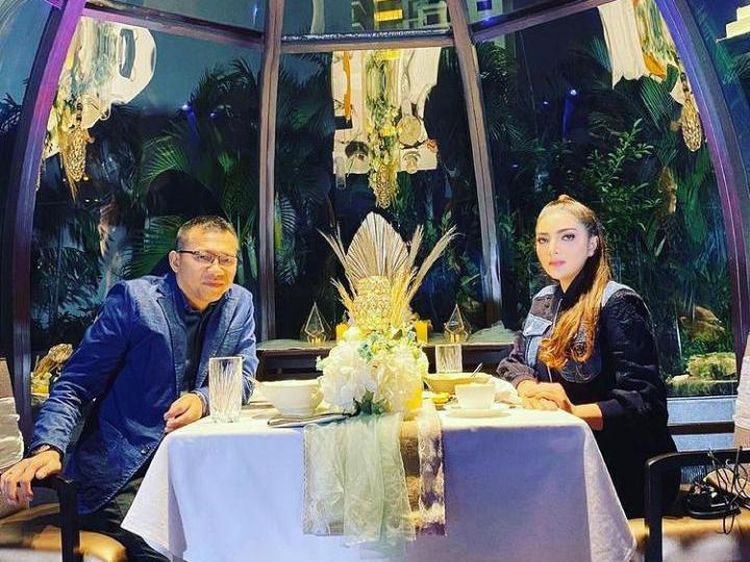 Intip Kedekatan Anang Hermansyah dan Keluarganya Saat Kulineran