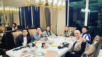 Walaupun anak pertamanya, Aurel Hermansyah, telah menikah. Kedekatan ayah dan anak ini masih terlihat begitu mesra. Anang masih sering makan malam bersama dengan keluarga kecil anaknya tersebut. Foto: Instagram/ananghijau