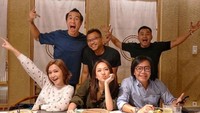 Sikap Anang yang begitu ramah juga membuatnya begitu dekat dengan rekan kerjanya. Bersama dengan Maia Estianty, Ari Lasso dan rekan kerja lainnya saat menjadi juri di Indonesian Idol juga seringkali menghabiskan waktu untuk makan bersama. Foto: Instagram/ananghijau