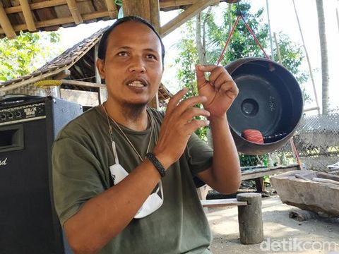 Ibarat tak ada rotan, akar pun jadi. Ungkapan itu tepat untuk menggambarkan kreativitas seniman dari Komunitas Song Meri yang membuat gamelan berbahan kaca.