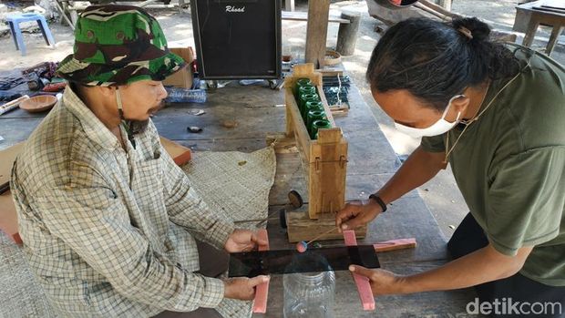 Ibarat tak ada rotan, akar pun jadi. Ungkapan itu tepat untuk menggambarkan kreativitas seniman dari Komunitas Song Meri yang membuat gamelan berbahan kaca.