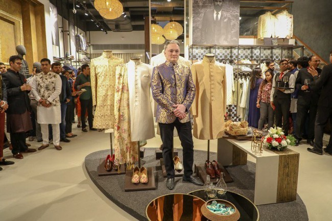 Pria tersebut menikah dengan Nawaz Modi Singhania dan memiliki seorang anak perempuan remaja bernama Niharika. Begini potretnya ketika meresmikan toko Raymond terbaru. Foto: Instagram @gautamsinghania99