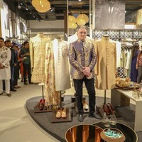 Pria tersebut menikah dengan Nawaz Modi Singhania dan memiliki seorang anak perempuan remaja bernama Niharika. Begini potretnya ketika meresmikan toko Raymond terbaru. Foto: Instagram @gautamsinghania99