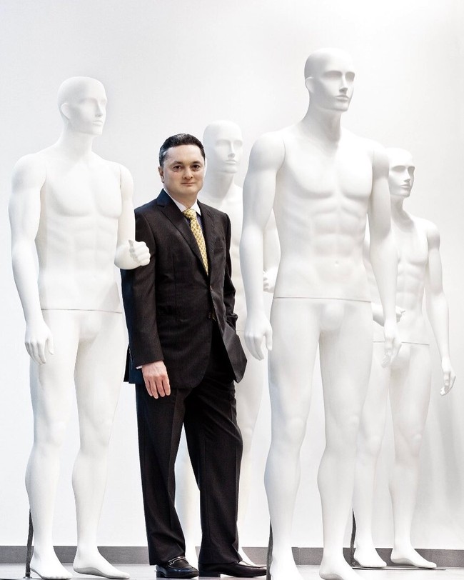 Beberapa fakta menarik mengenai Gautam Singhania adalah pria tersebut menderita vitilligo karena itu kulitnya sangat putih. Ia diwariskan 27% saham perusahaan oleh sang ayah dan berhasil membuat usaha keluarga mereka semakin sukses. Sayangnya beberapa waktu lalu Gautam sempat berseteru dengan ayahnya, Vijaypat Singhania, hingga ia mengatakan, Cintai anakmu dan rawat mereka tapi jangan cintai mereka sampai kamu buta karena masalah properti. Foto: Instagram @gautamsinghania99