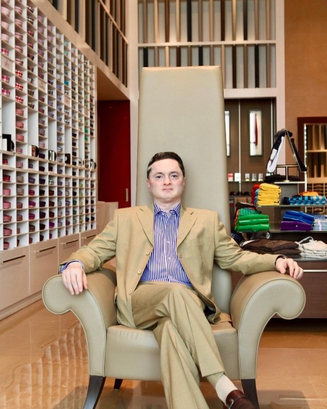 Gautam Singhania adalah chairman dan managing director dari Raymond Group, produsen bahan setelan jas terbesar di dunia. Punya kekayaan US$1,4 miliar atau Rp 20 triliunan, ia dijuluki Bolygarch.  Foto: Instagram @gautamsinghania99