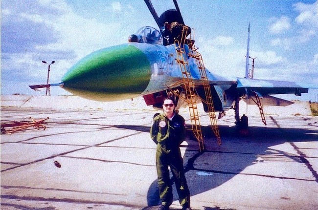 Bagaimana dengan pesawat? Raymond Group sendiri memiliki dua helikopter yang bisa disewakan. Menurut CNBC, Gautam menghadirkan interior cantik yang dibuat oleh Eric H. Roth, seorang desainer khusus pesawat mewah. Foto: Instagram @gautamsinghania99