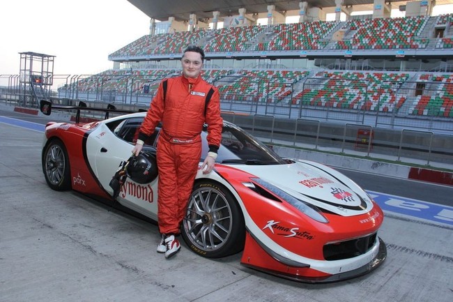 Gautam sendiri berjasa dalam membentuk klub supercar sekaligus drift car pertama di India. Sedangkan pada 2015, pria yang datang dari keluarga industrialis tersebut menjadi orang India pertama yang memenangkan Ferrari Challenge Europe untuk pengendara amatir. Foto: Instagram @gautamsinghania99