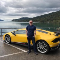 Dilansir GQ India, paling tidak ada belasan mobil eksotis yang pernah dipamerkan pria 55 tahun itu. Beberapa di antaranya, sepuluh Ferrari, enam Lamborghini, dan tiga McLarens yang diketahui harganya sangat fantastis. Ia pun sudah jadi pemilik mobil Tesla sebelum tersedia di India. Tak hanya dibeli dan ditunjukkan, Gautaum kerap mengendarainya bahkan di sirkuit balapan. Foto: Instagram @gautamsinghania99