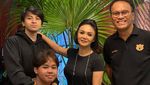Gaya Keren Yuni Shara Saat Ngopi di Kafe dan Bareng Susi Pudjiastuti