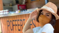 Dalam foto ini Yuni juga menunjukkan momen serunya saat ngopi. Ia menikmati kopi bersama camilan manis, poffertjes.