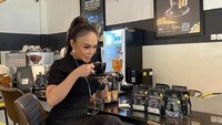 Bukti lain kalau Yuni doyan ngopi. Di Semarang ia sempatkan mampir ke coffee shop untuk menikmati secangkir kopi.
