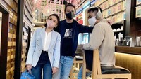 Wanita 49 tahun ini begitu kompak bersama dua anaknya. Mereka tengah menikmati momen makan bersama di restoran.