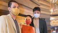 “Jadi mendingan dari pada gini-gini mending kita jadi temen aja, gimana nonton kayak gini, asik ya?, bunda jangan gini-gini, aduh biasa aja bro, aku gitu, ungkap Yuni Shara. Ia pun menilai hal ini merupakan bentuk edukasi seks pada dua anaknya.