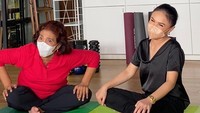 Belum lama ini Yuni Shara bertemu dengan Susi Pudjiastuti. Mereka melakukan banyak kegiatan menarik, termasuk ngobrol sambil ngopi bersama.