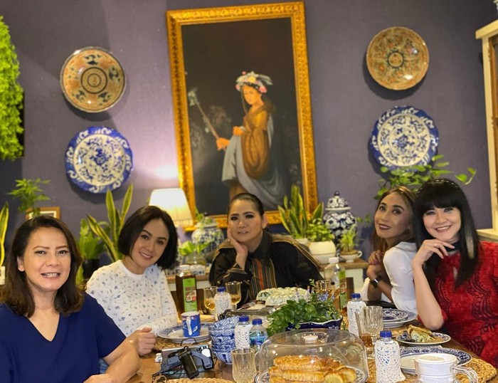 Gaya Keren Yuni Shara Saat Ngopi di Kafe dan Bareng Susi Pudjiastuti Gaya Keren Yuni Shara Saat Ngopi di Kafe dan Bareng Susi Pudjiastuti