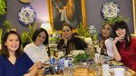 Gaya Keren Yuni Shara Saat Ngopi di Kafe dan Bareng Susi Pudjiastuti