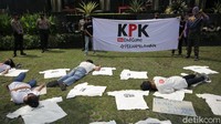 Sejumlah aktivis gelar aksi teatrikal di depan gedung KPK sebagai wujud penolakan pelemahan KPK.  