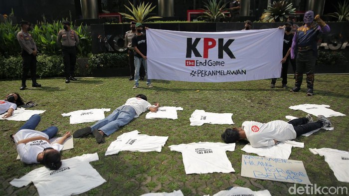 Gedung KPK Digeruduk 'Thanos', Ada Apa? Sejumlah aktivis gelar aksi teatrikal di depan gedung KPK. Dalam aksi teatrikal itu seorang aktivis kenakan kostum karakter Thanos sebagai simbol penghancur KPK