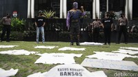 Karakter Thanos pun hadir dalam aksi tersebut sebagai simbol penghancur KPK.