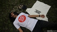 Para aktivis tersebut menilai upaya pelemahan KPK tidak lagi di balik layar, tapi sudah terang-terangan. Mulai dari serangan terhadap penyidik, revisi UU KPK, dan terakhir upaya penyingkiran 75 pegawai KPK yang sedang berjuang menuntaskan berbagai kasus besar melalui Tes Wawasan Kebangsaan.