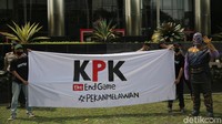Padahal KPK yang kuat dan independen saat ini semakin dibutuhkan, di tengah badai pandemi yang melanda dan besarnya uang yang berpotensi diselewengkan harus dikawal dengan baik.