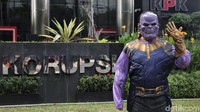 Seorang aktivis mengenakan kostum karakter Thanos saat ambil bagian dalam aksi teatrikal yang digelar di depan gedung KPK, Jakarta, Senin (28/6/2021).