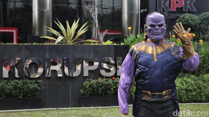 Sejumlah aktivis gelar aksi teatrikal di depan gedung KPK. Dalam aksi teatrikal itu seorang aktivis kenakan kostum karakter Thanos sebagai simbol penghancur KPK